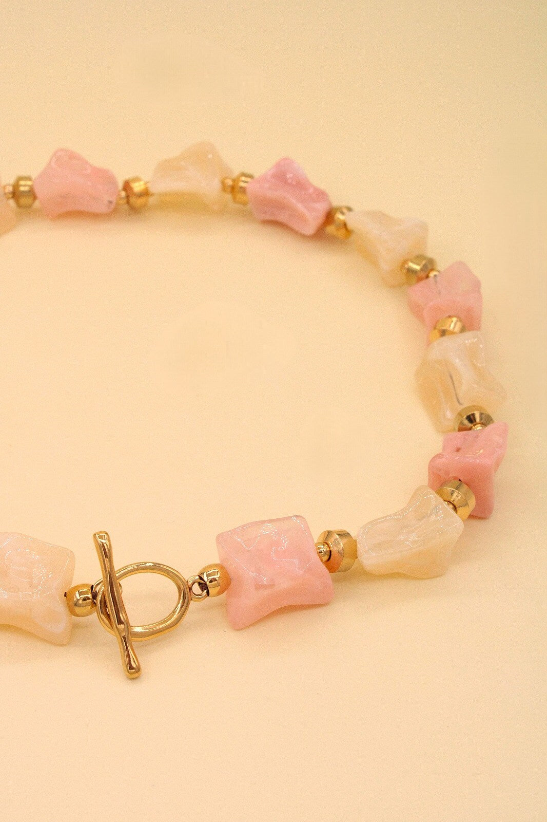 Collier élégant avec perles texturées et fermoir T