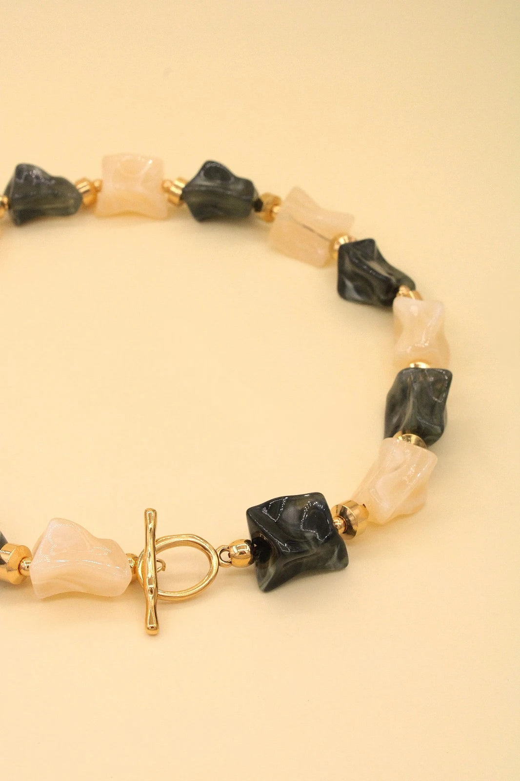 Collier élégant avec perles texturées et fermoir T