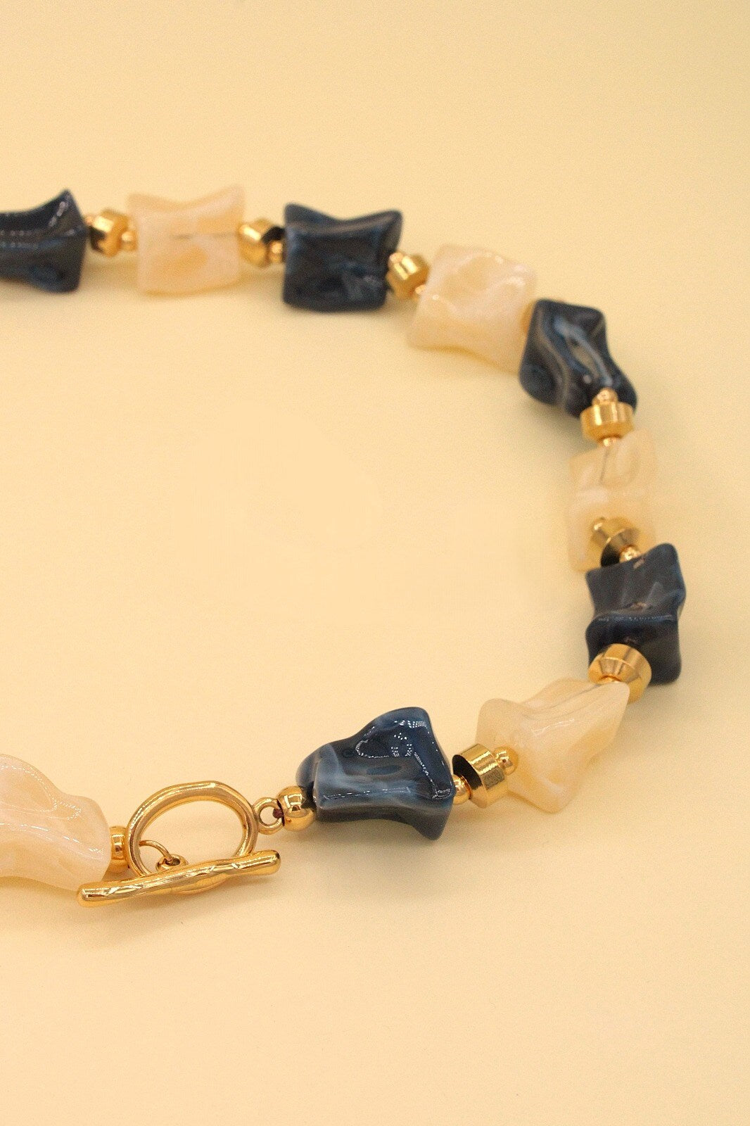 Collier élégant avec perles texturées et fermoir T