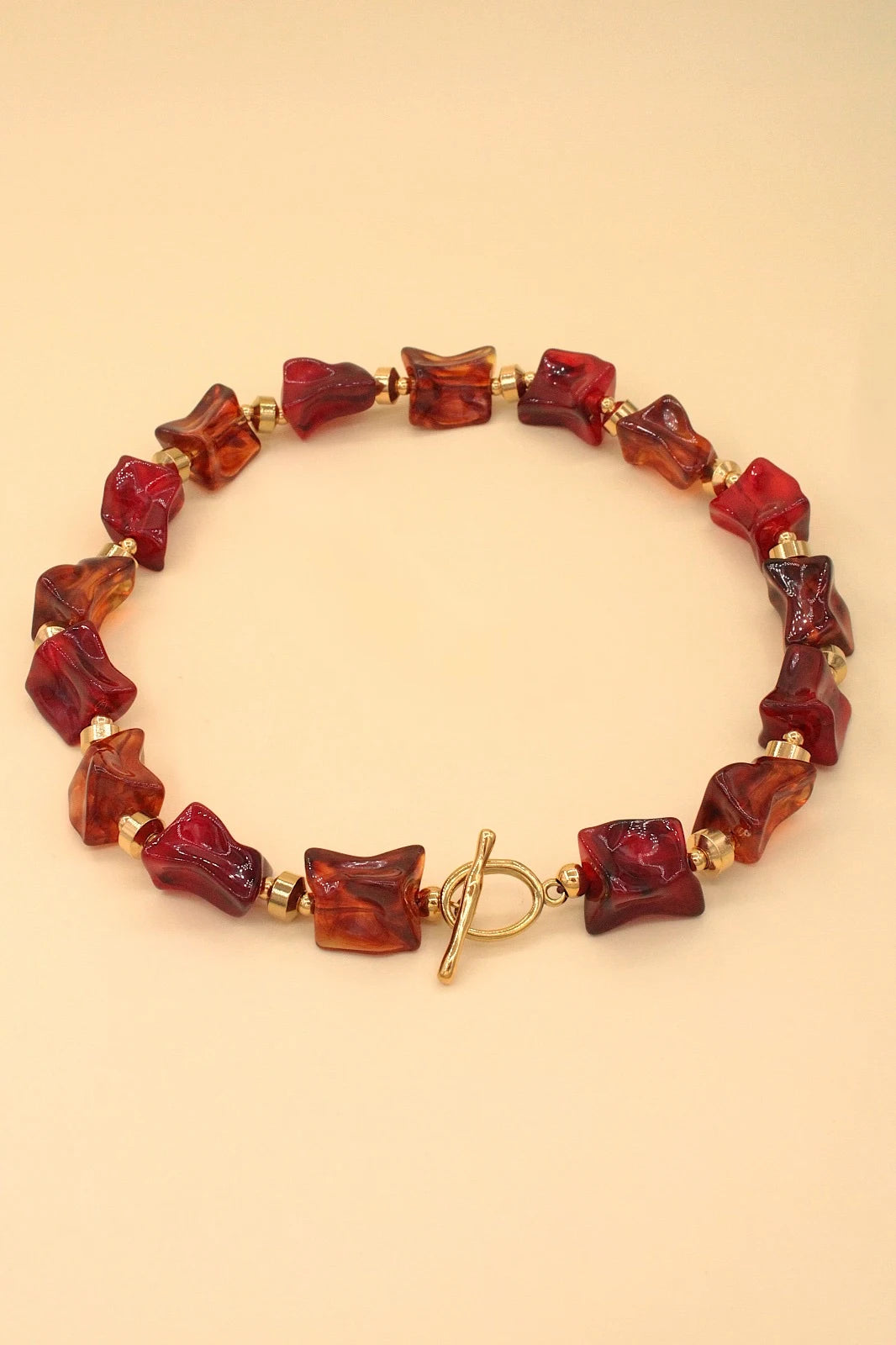 Collier élégant avec perles texturées et fermoir T