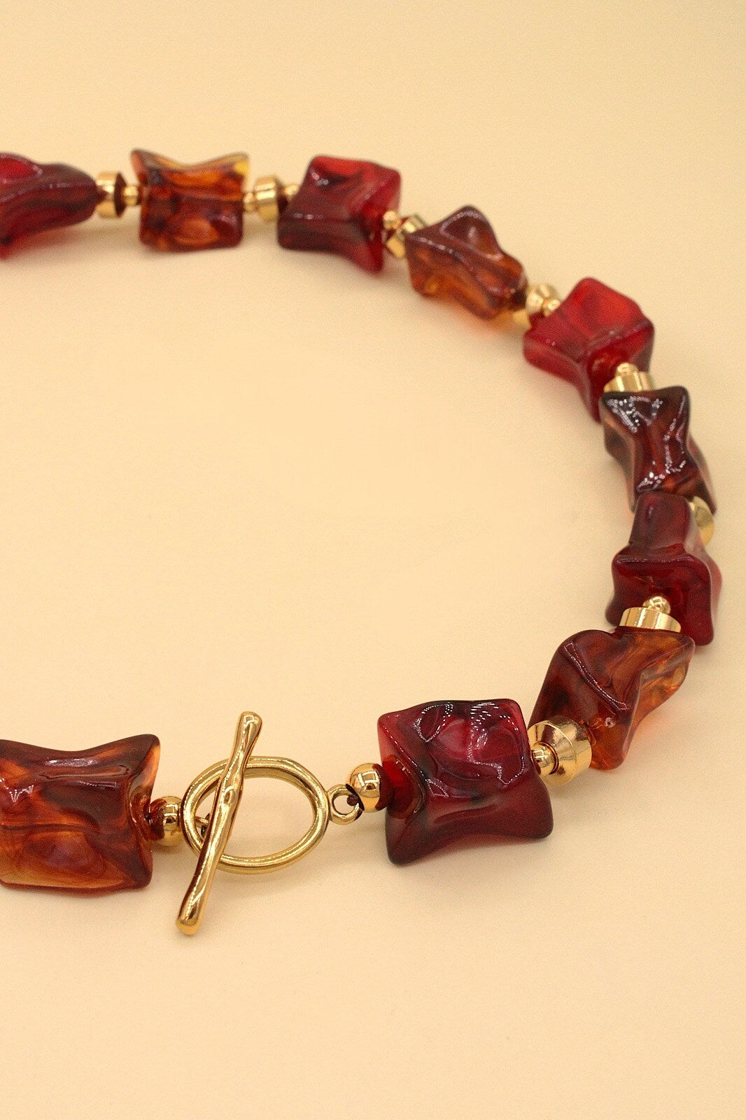 Collier élégant avec perles texturées et fermoir T