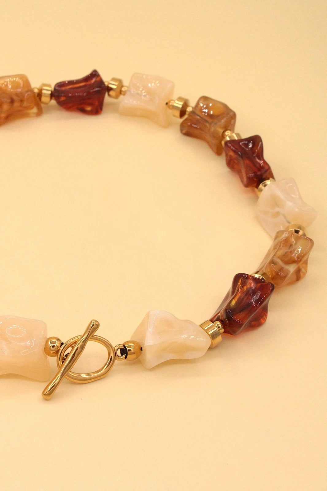 Collier élégant avec perles texturées et fermoir T