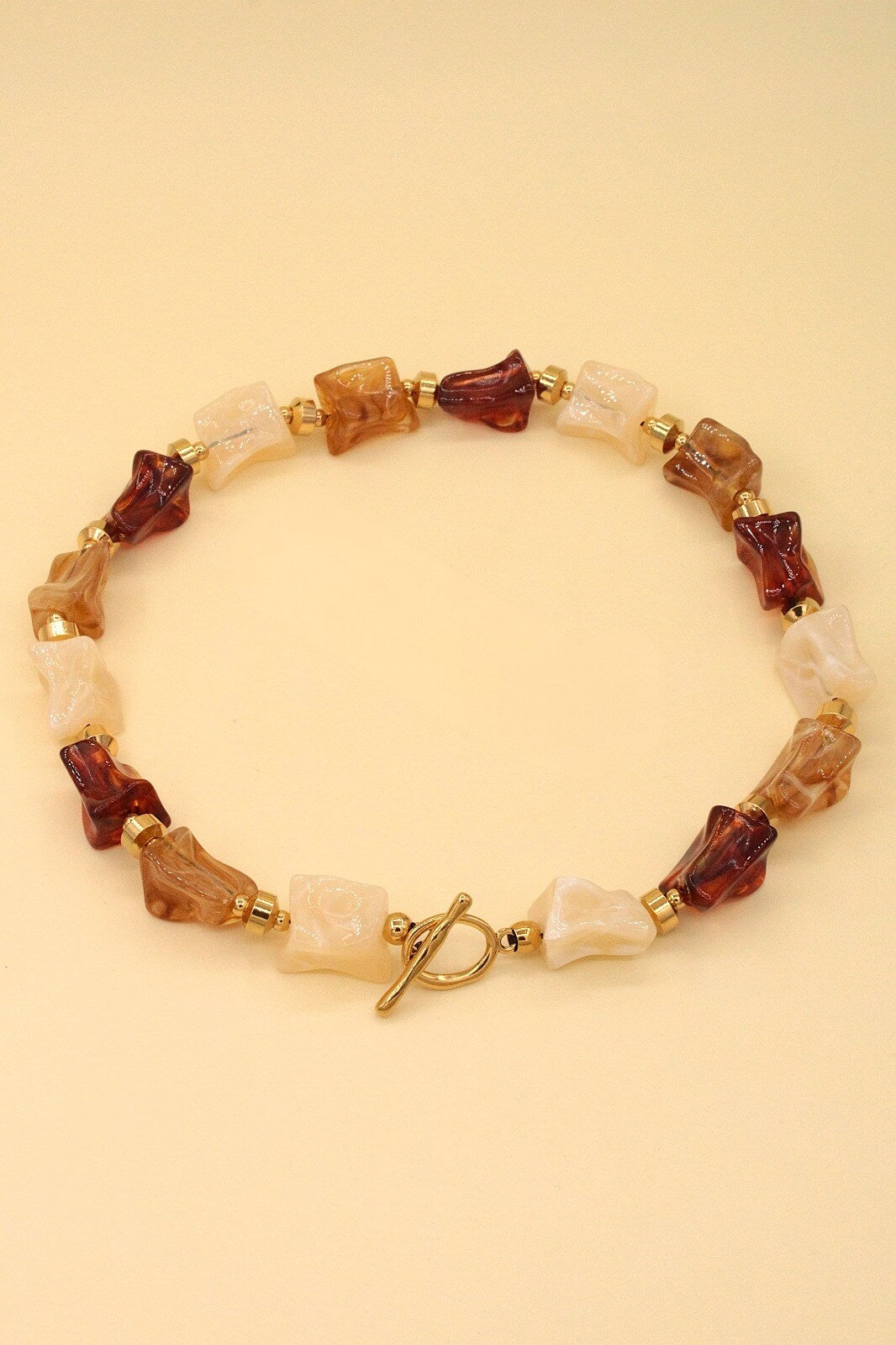 Collier élégant avec perles texturées et fermoir T