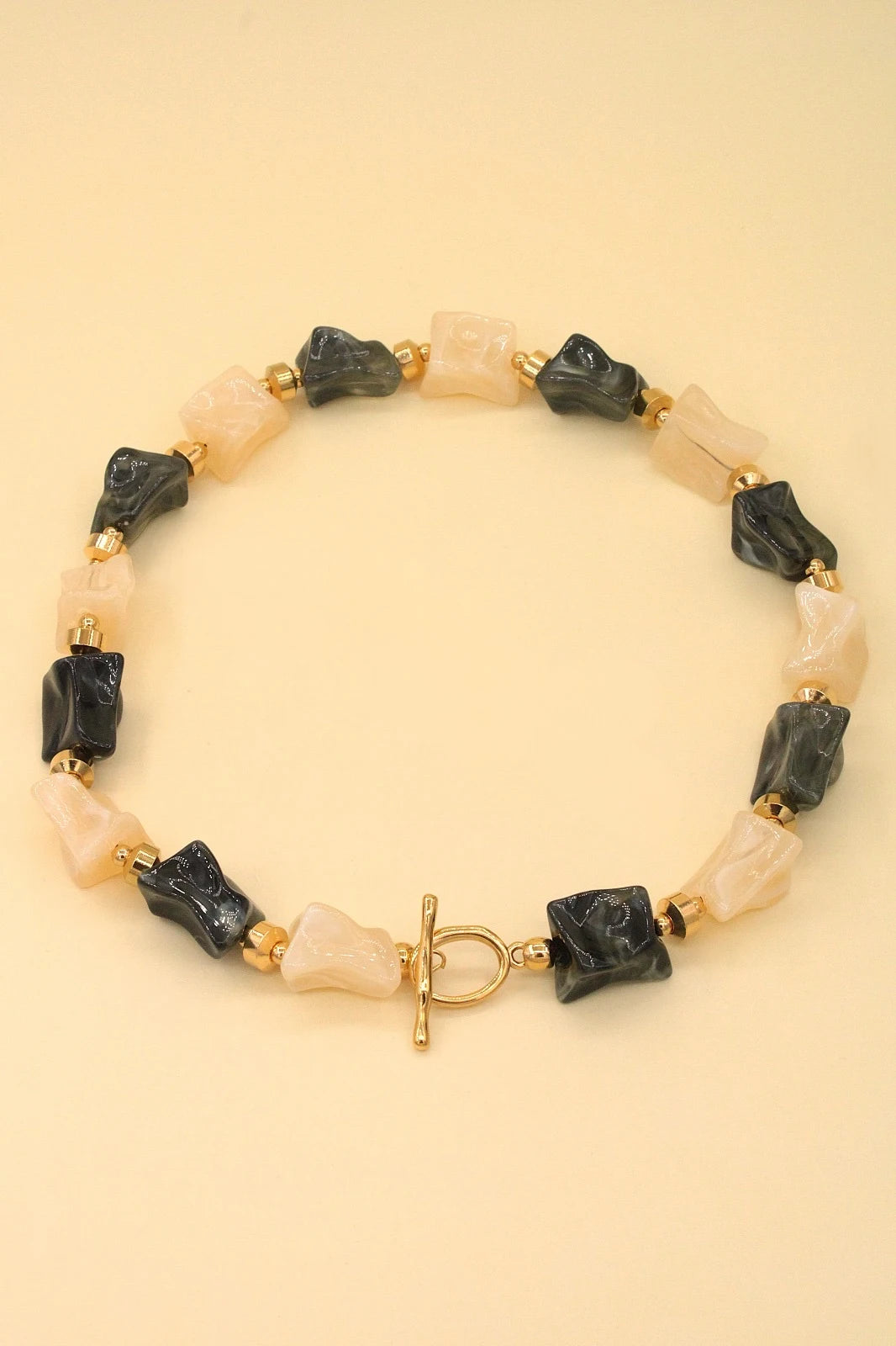 Collier élégant avec perles texturées et fermoir T