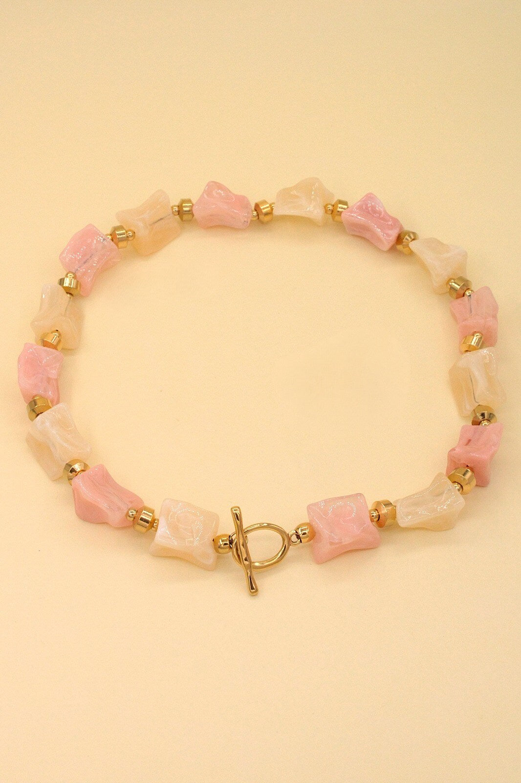 Collier élégant avec perles texturées et fermoir T